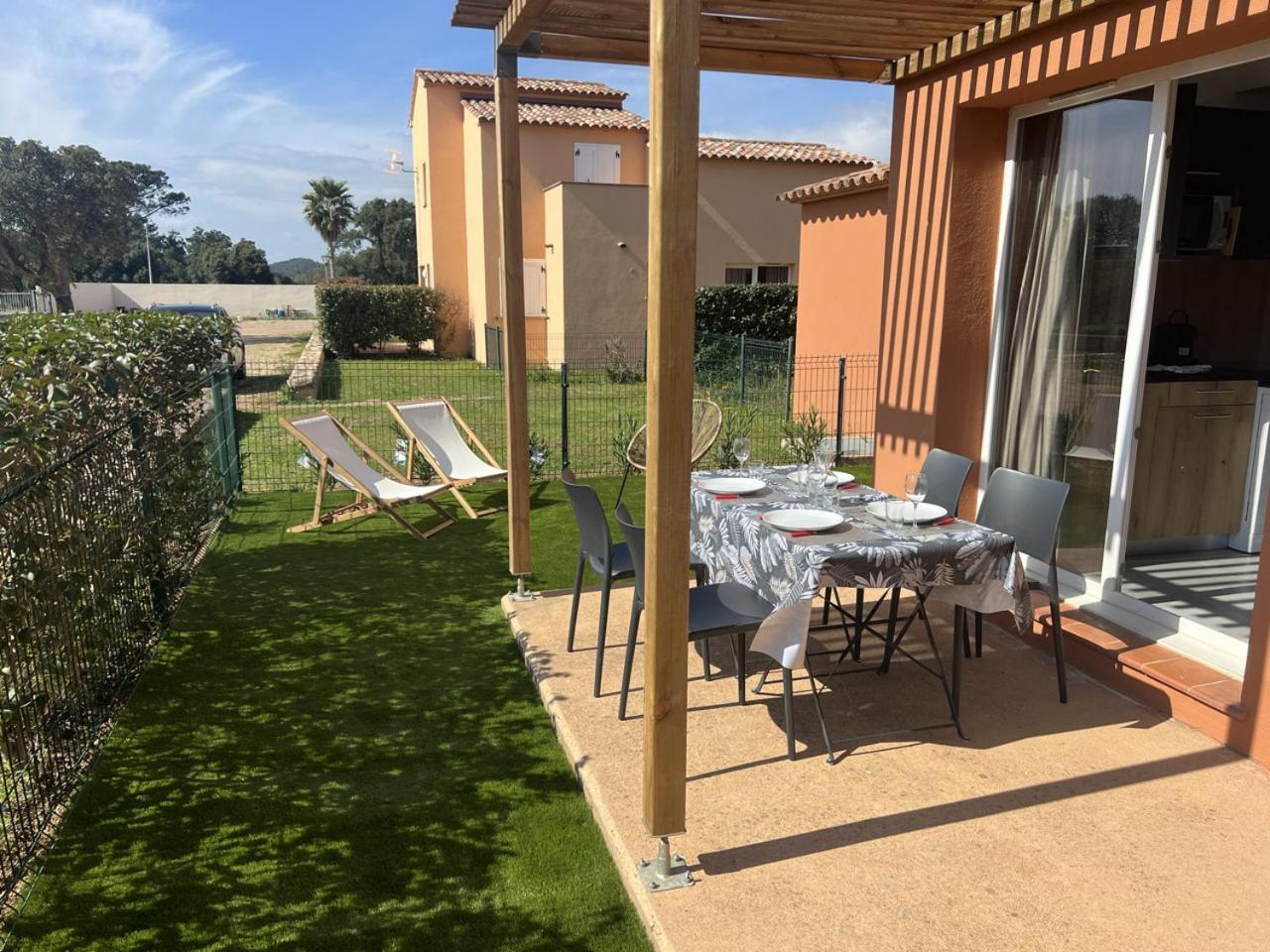 Residence Hoteliere Les Hameaux De Saint Cyprien Appartement 2 Chambres Lecci Exterior foto